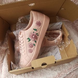 NEW Comfortview Blush Embroidered Sneakers 12w